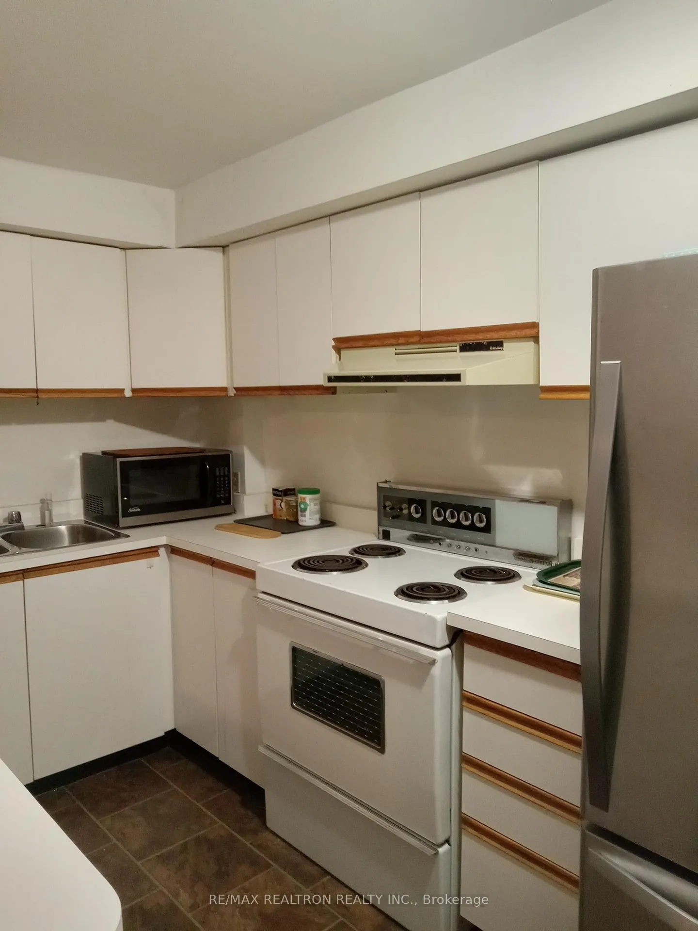 Photo 3 of Unit Bsmt, 645 Hillsdale Avenue E, Toronto, Mount Pleasant East — HOMEH