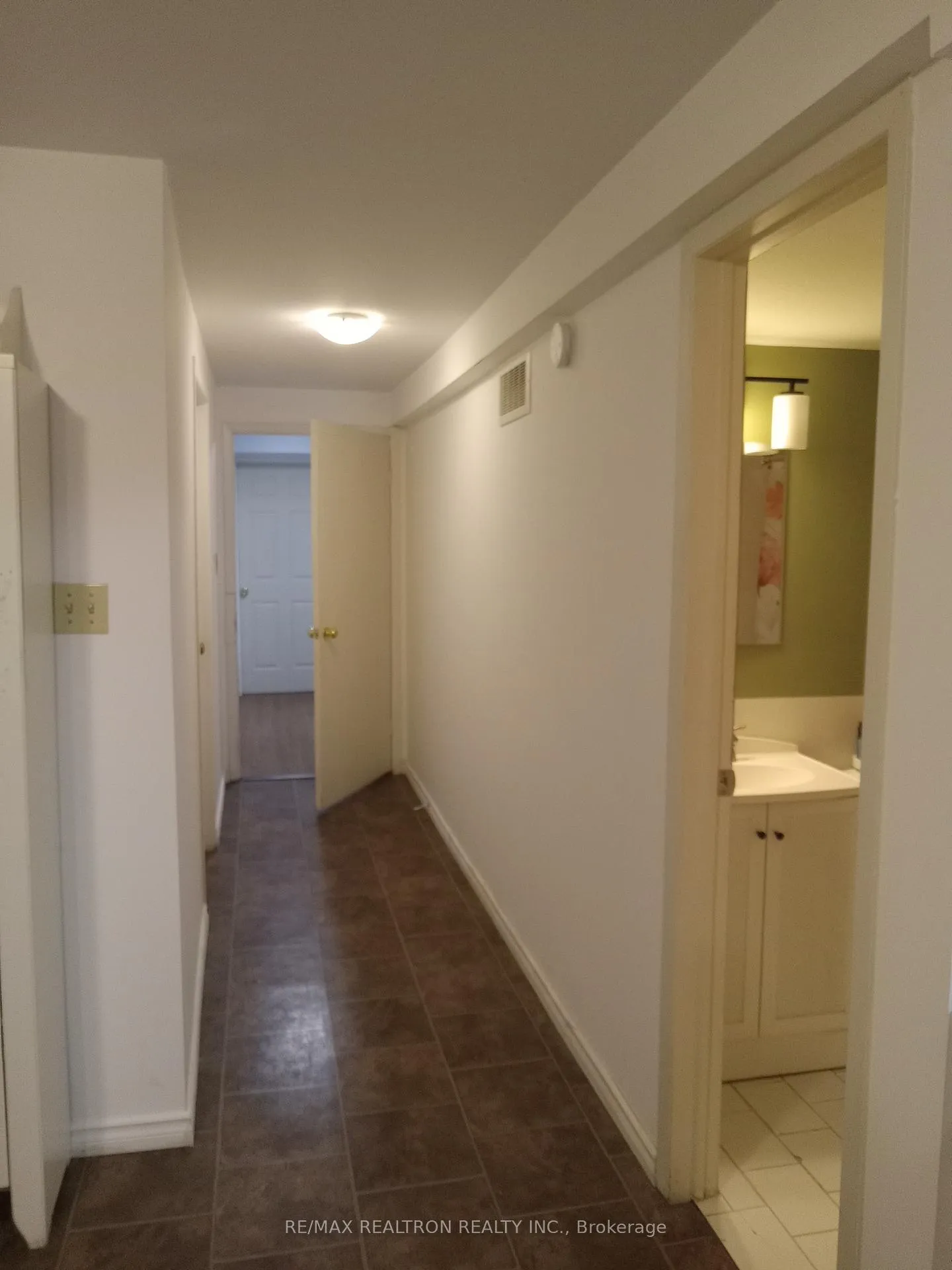 Photo 4 of Unit Bsmt, 645 Hillsdale Avenue E, Toronto, Mount Pleasant East — HOMEH