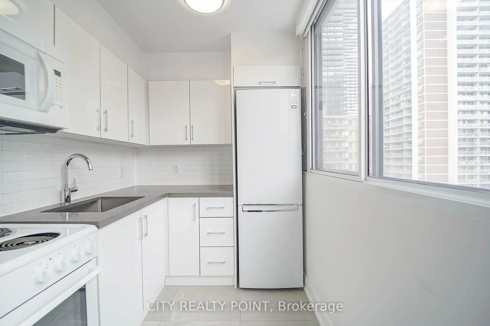 Photo 6 of Unit 2405, 33 Isabella Street, Toronto, Church-Yonge Corridor — HOMEH