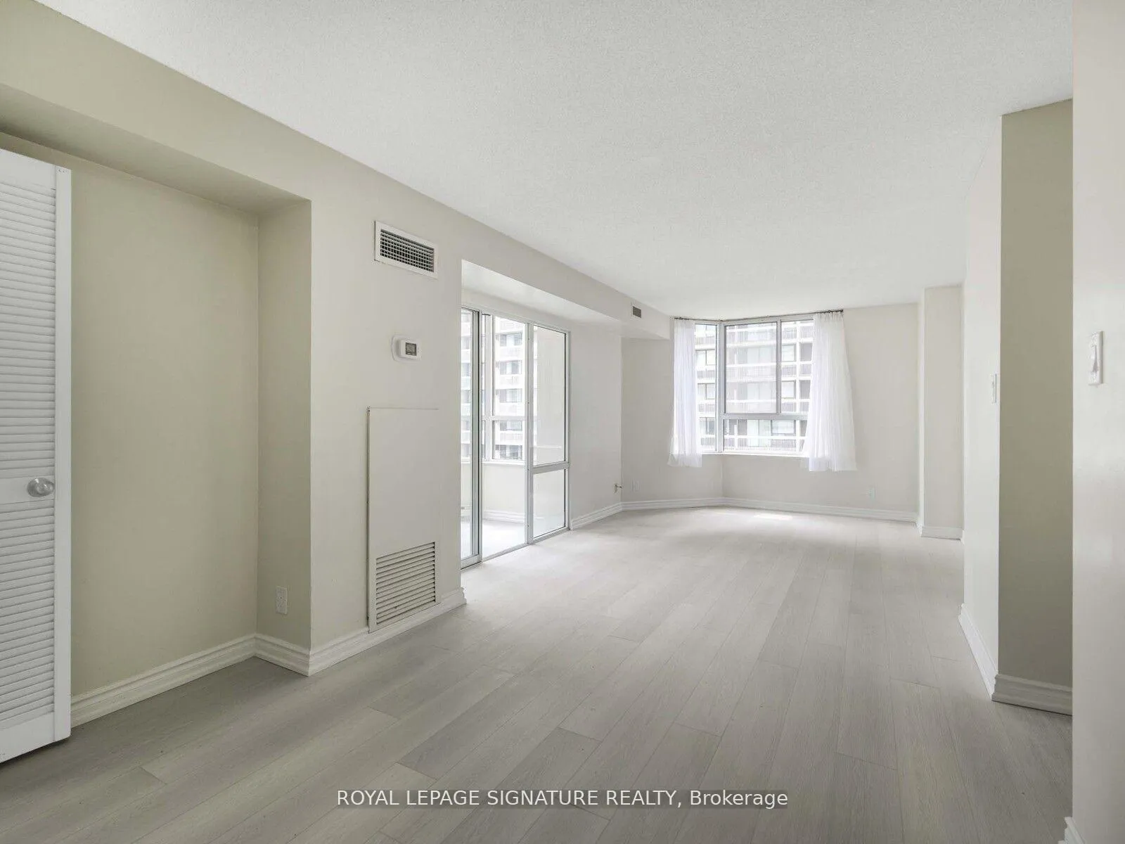 Front of Unit 1006, 44 Gerrard Street W