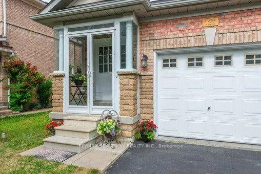 Photo 2 of 122 Benjamin Hood Crescent, Vaughan, Patterson — HOMEH