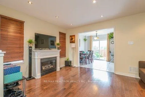 Photo 5 of 122 Benjamin Hood Crescent, Vaughan, Patterson — HOMEH