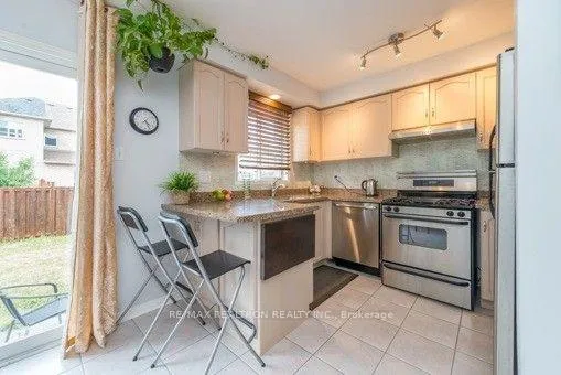 Photo 8 of 122 Benjamin Hood Crescent, Vaughan, Patterson — HOMEH