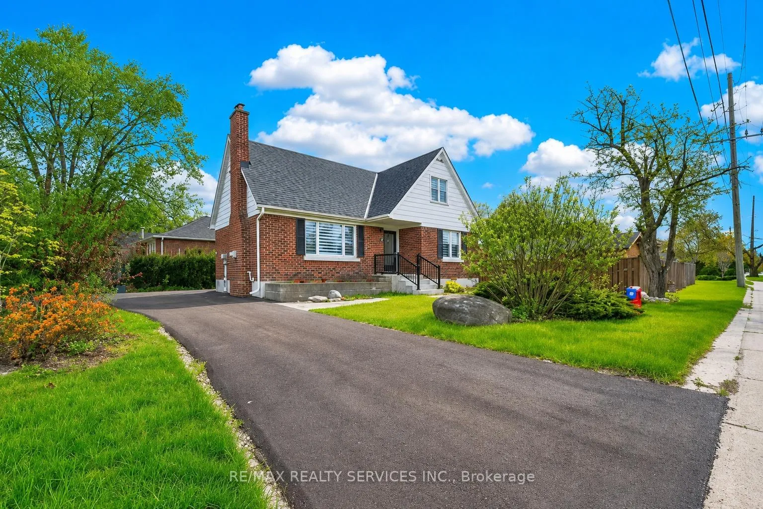 Photo 2 of 21 Gregory Street, Brampton, Downtown Brampton — HOMEH
