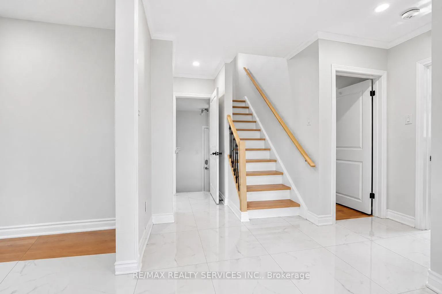 Photo 4 of 21 Gregory Street, Brampton, Downtown Brampton — HOMEH