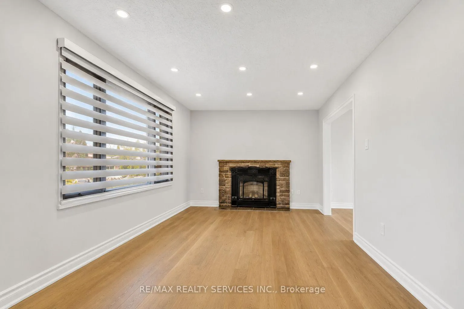 Photo 6 of 21 Gregory Street, Brampton, Downtown Brampton — HOMEH