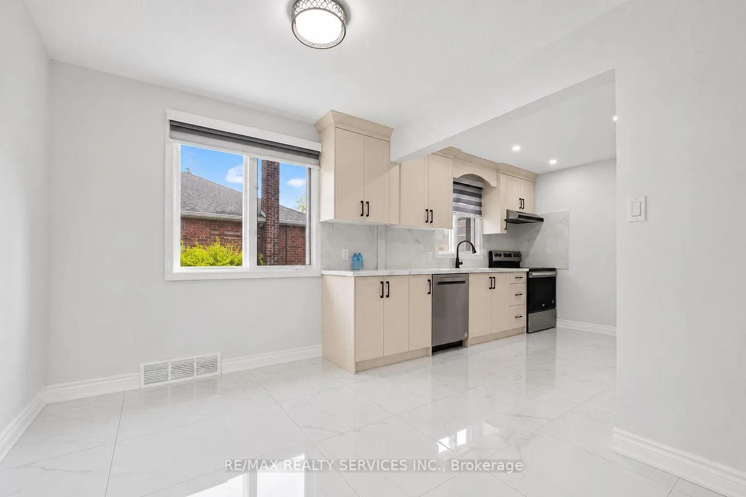 Photo 7 of 21 Gregory Street, Brampton, Downtown Brampton — HOMEH