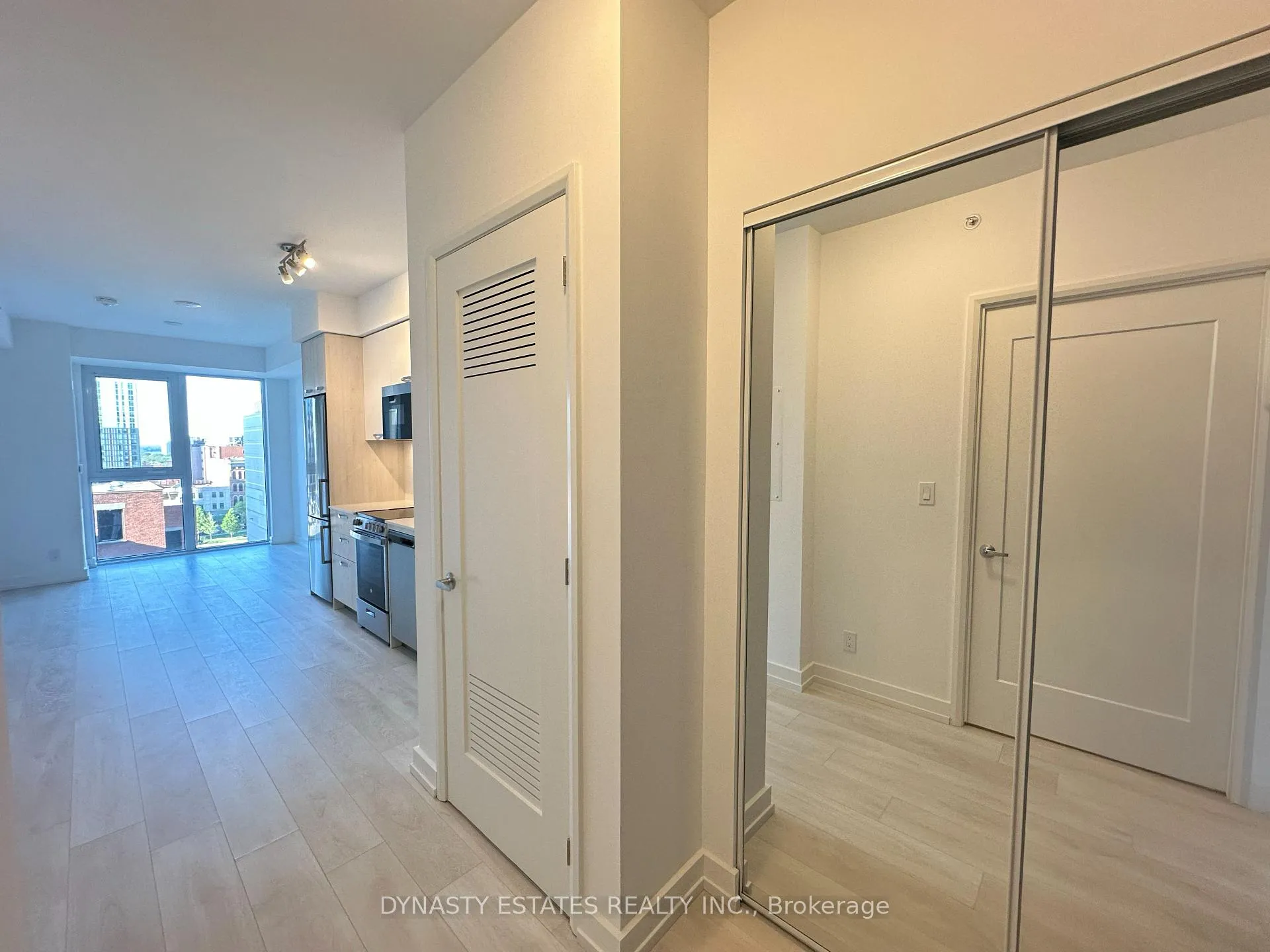 Photo 3 of Unit 908, 75 James Street S, Hamilton, Corktown — HOMEH