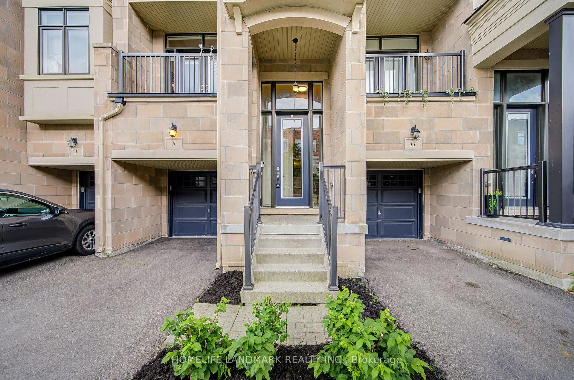 Photo 3 of 5 Arianna Crescent, Vaughan, Patterson — HOMEH