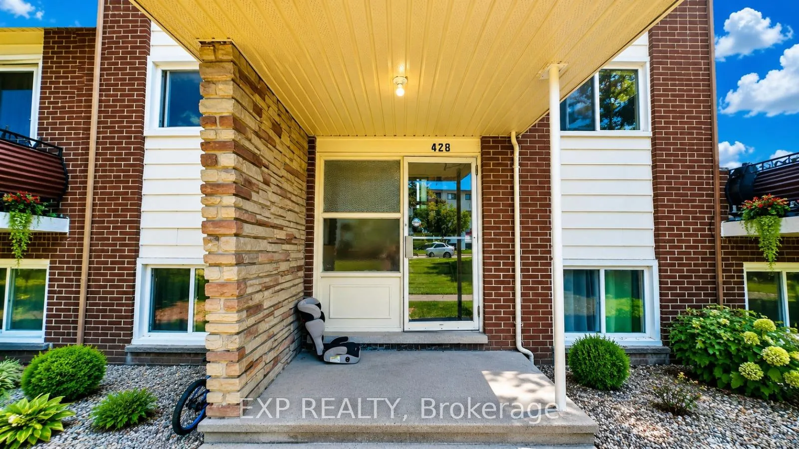 Photo 3 of Unit 2, 428 Barrie Place, Waterloo, Lakeshore Village — HOMEH