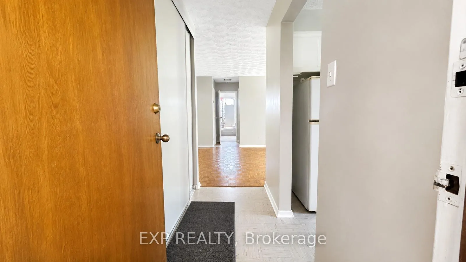 Photo 4 of Unit 2, 428 Barrie Place, Waterloo, Lakeshore Village — HOMEH
