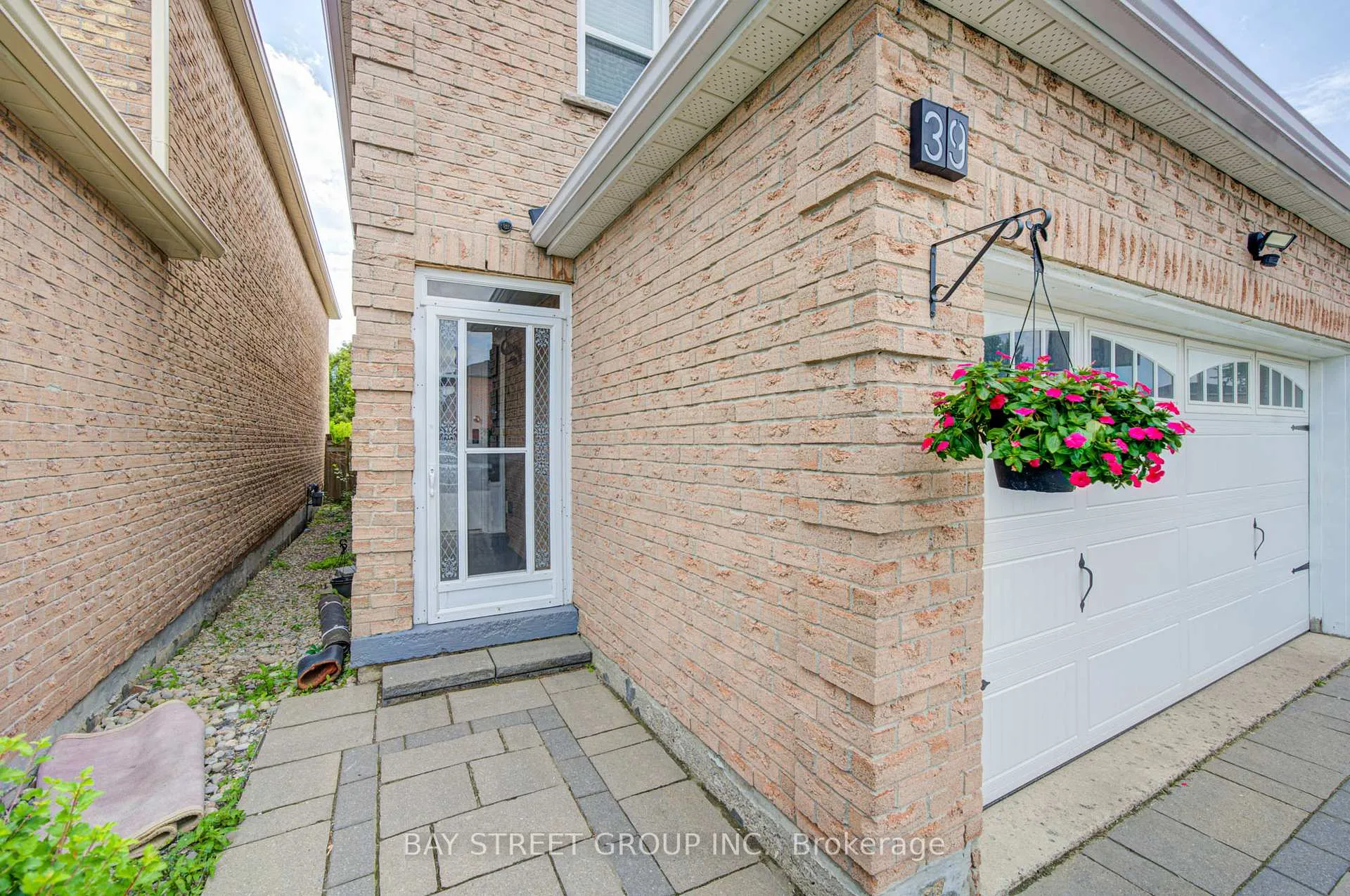 Photo 3 of 39 Ketchum Crescent, Markham, Middlefield — HOMEH
