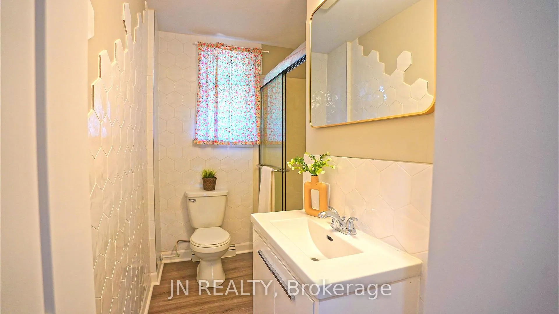 Photo 15 of 1100 Bruce Street, Sarnia — HOMEH
