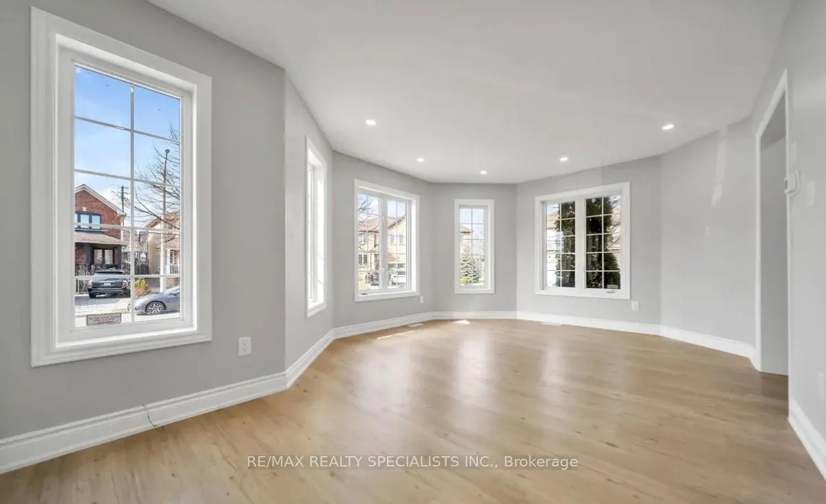 Photo 9 of 31 Bramcedar Crescent, Brampton, Northwest Sandalwood Parkway — HOMEH