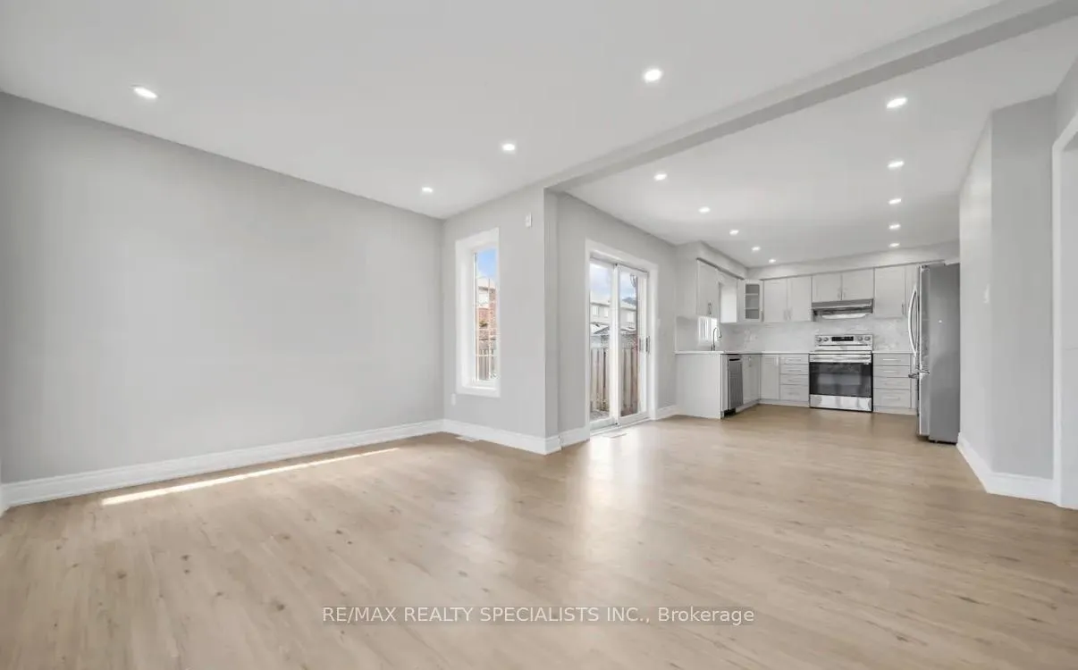 Photo 12 of 31 Bramcedar Crescent, Brampton, Northwest Sandalwood Parkway — HOMEH