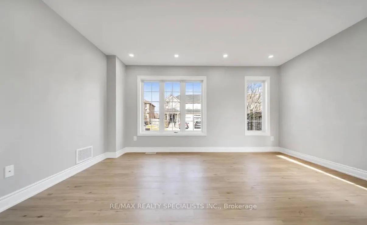 Photo 14 of 31 Bramcedar Crescent, Brampton, Northwest Sandalwood Parkway — HOMEH