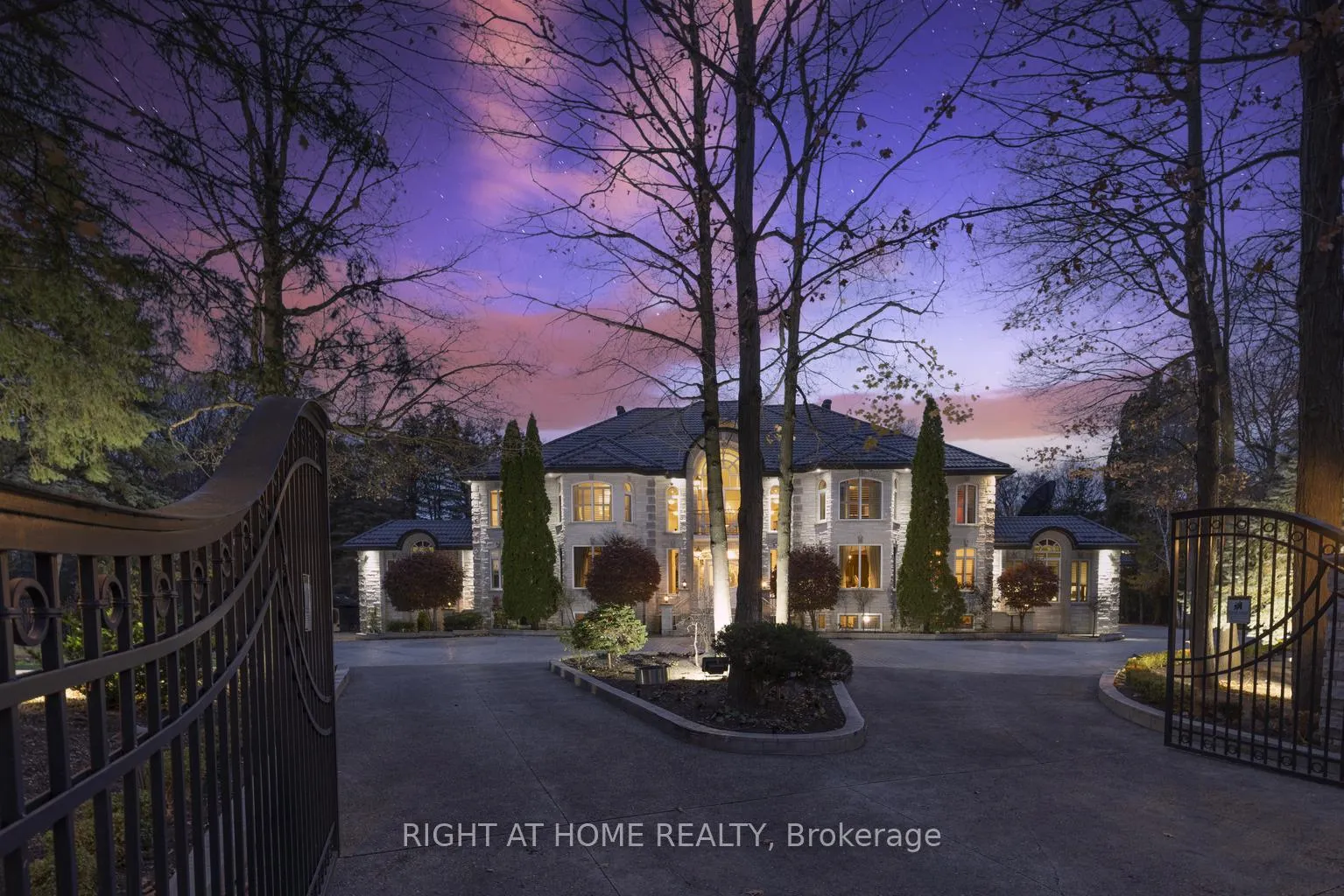 Front of 38 Sugarbush Court