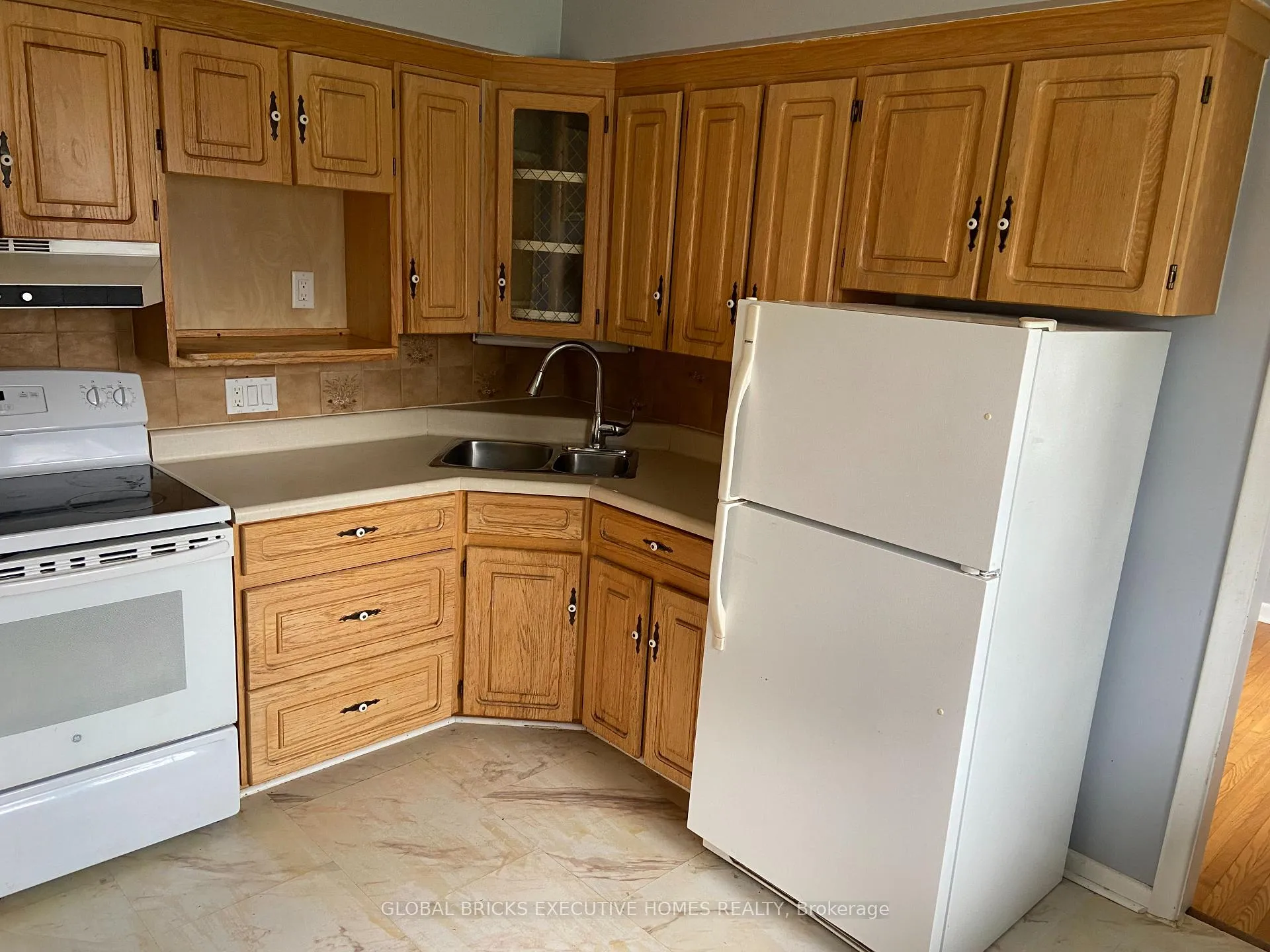 Photo 17 of 123 Seneca Drive, Hamilton, Ancaster — HOMEH