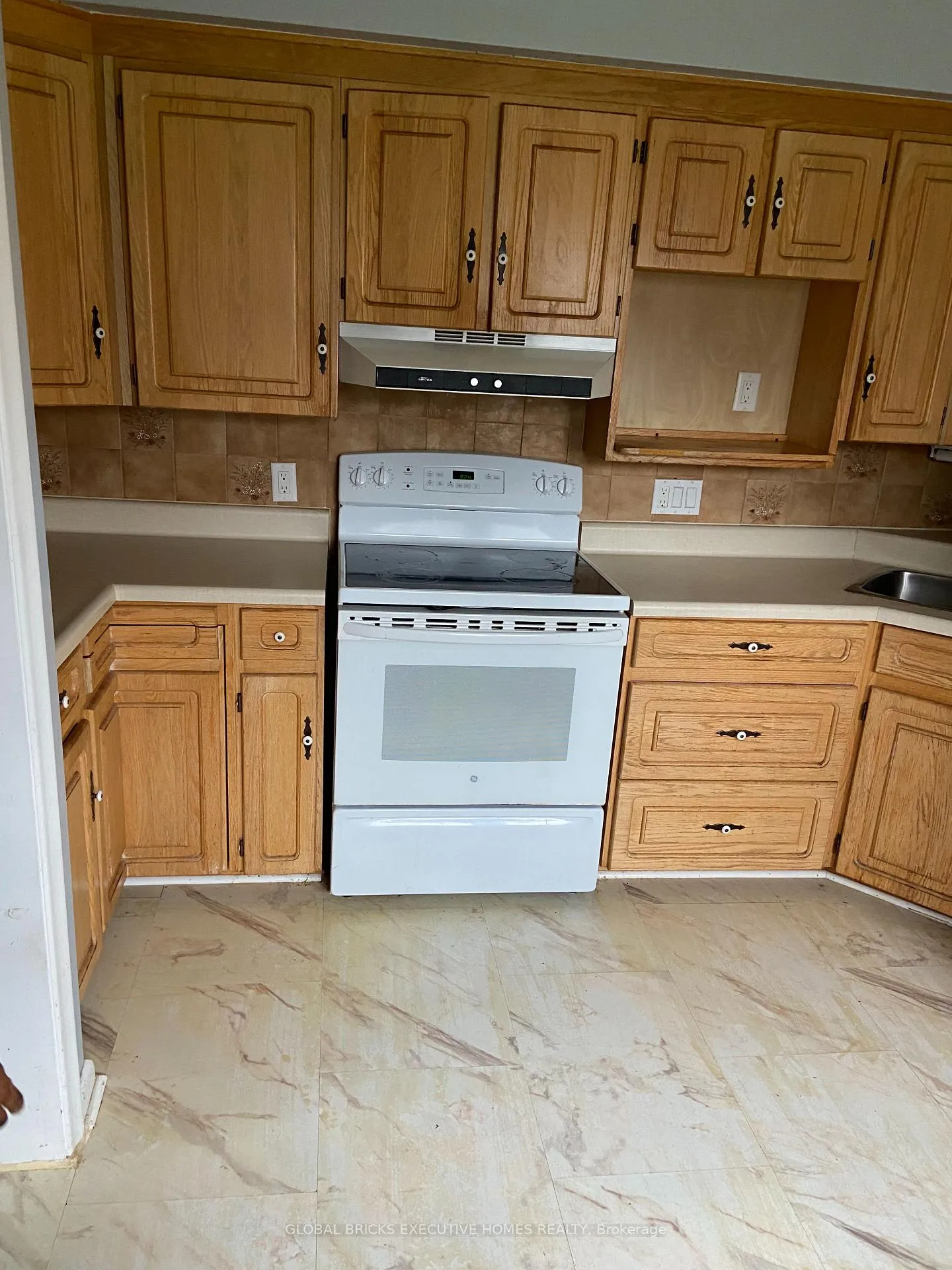 Photo 18 of 123 Seneca Drive, Hamilton, Ancaster — HOMEH