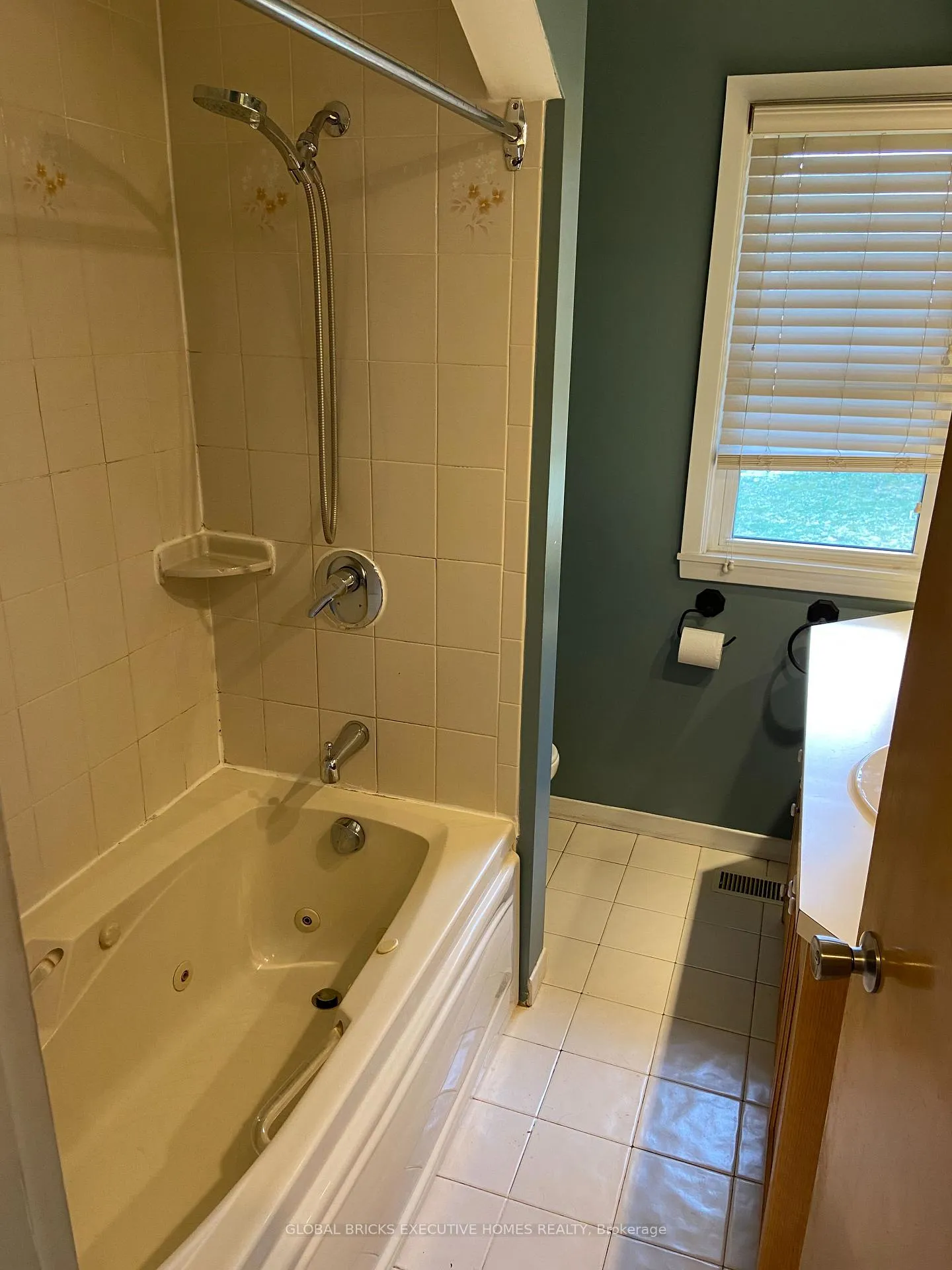 Photo 19 of 123 Seneca Drive, Hamilton, Ancaster — HOMEH