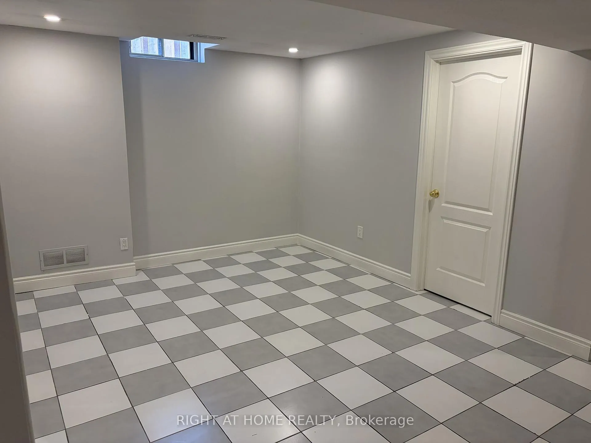 Photo 4 of 8469 Martin Grove Road E, Vaughan, West Woodbridge — HOMEH
