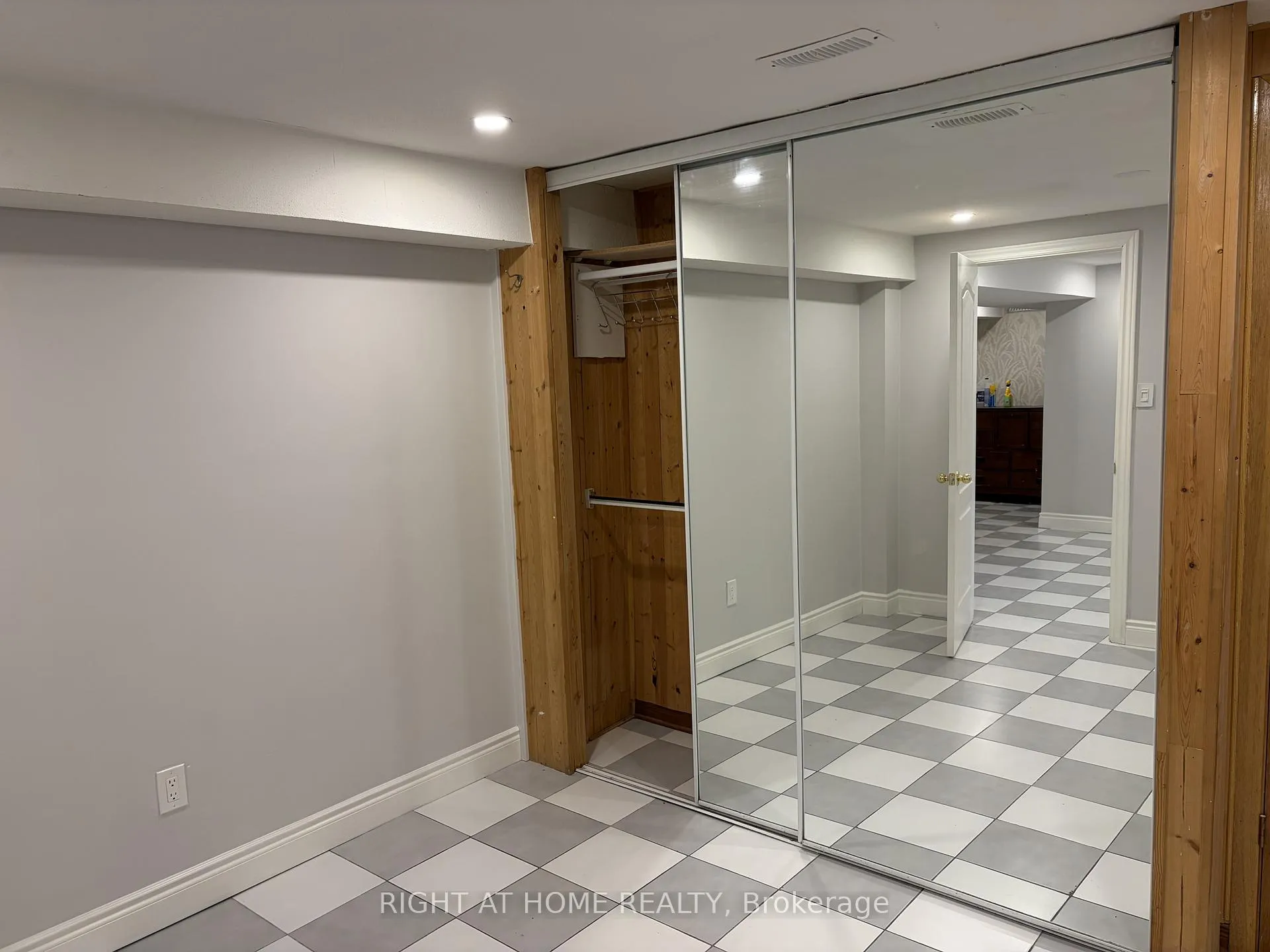 Photo 5 of 8469 Martin Grove Road E, Vaughan, West Woodbridge — HOMEH