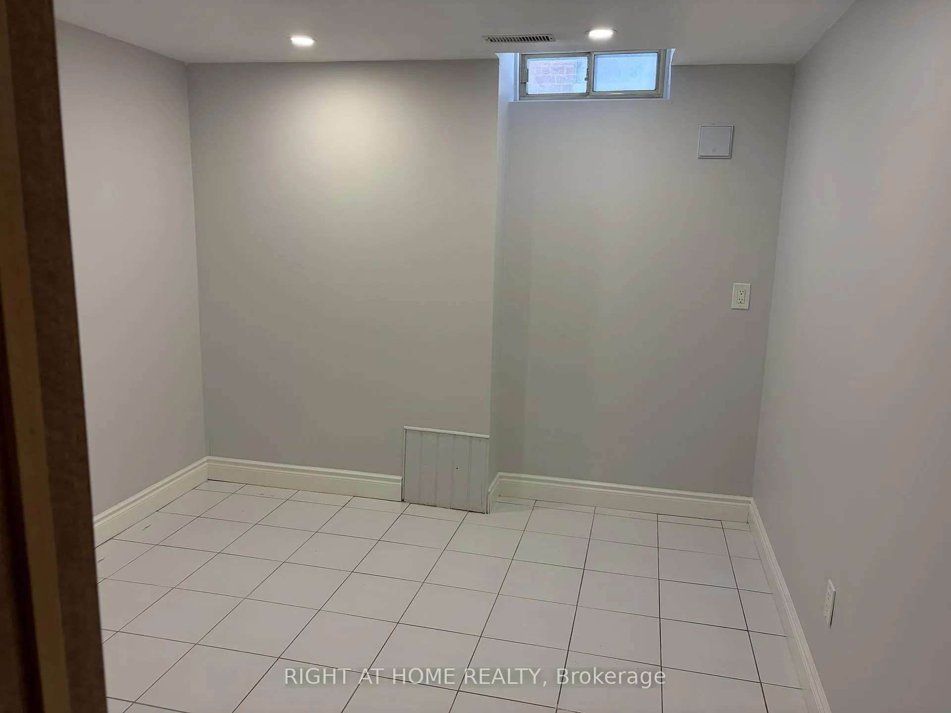 Photo 6 of 8469 Martin Grove Road E, Vaughan, West Woodbridge — HOMEH