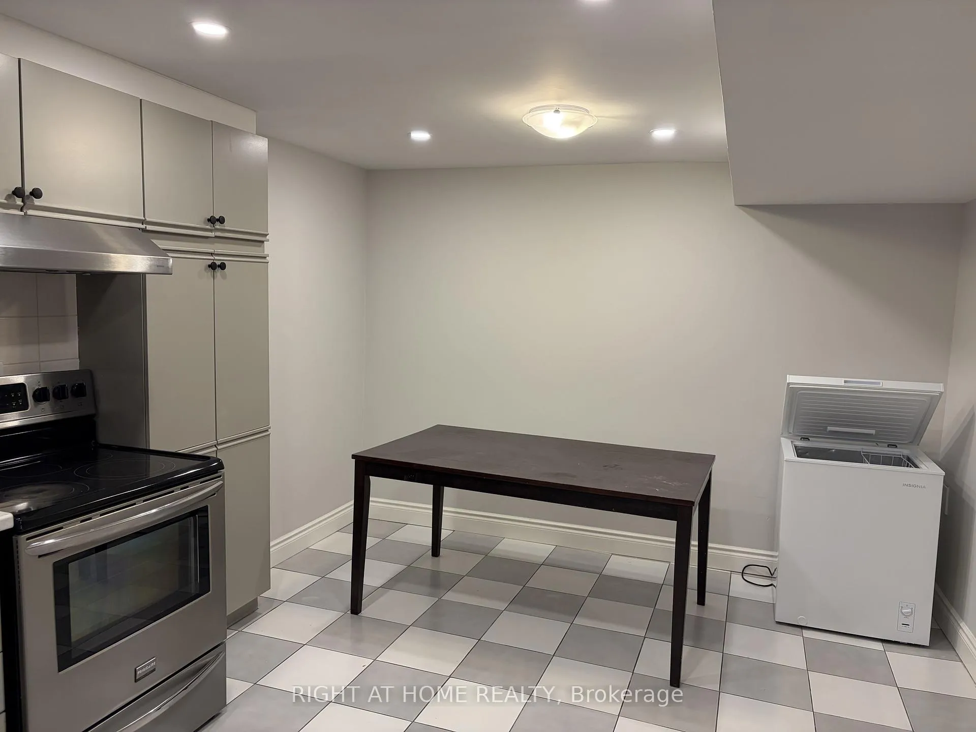 Photo 8 of 8469 Martin Grove Road E, Vaughan, West Woodbridge — HOMEH