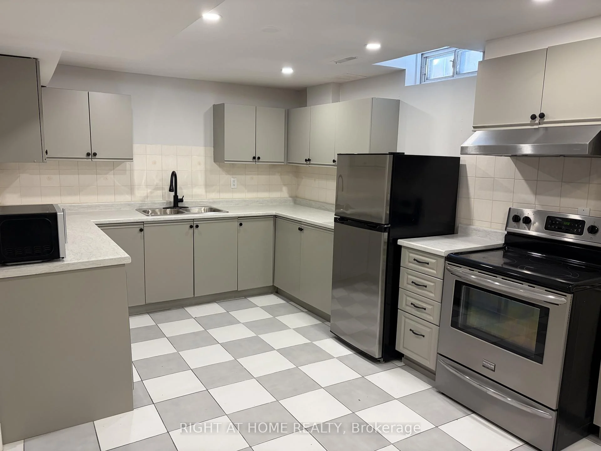 Photo 13 of 8469 Martin Grove Road E, Vaughan, West Woodbridge — HOMEH