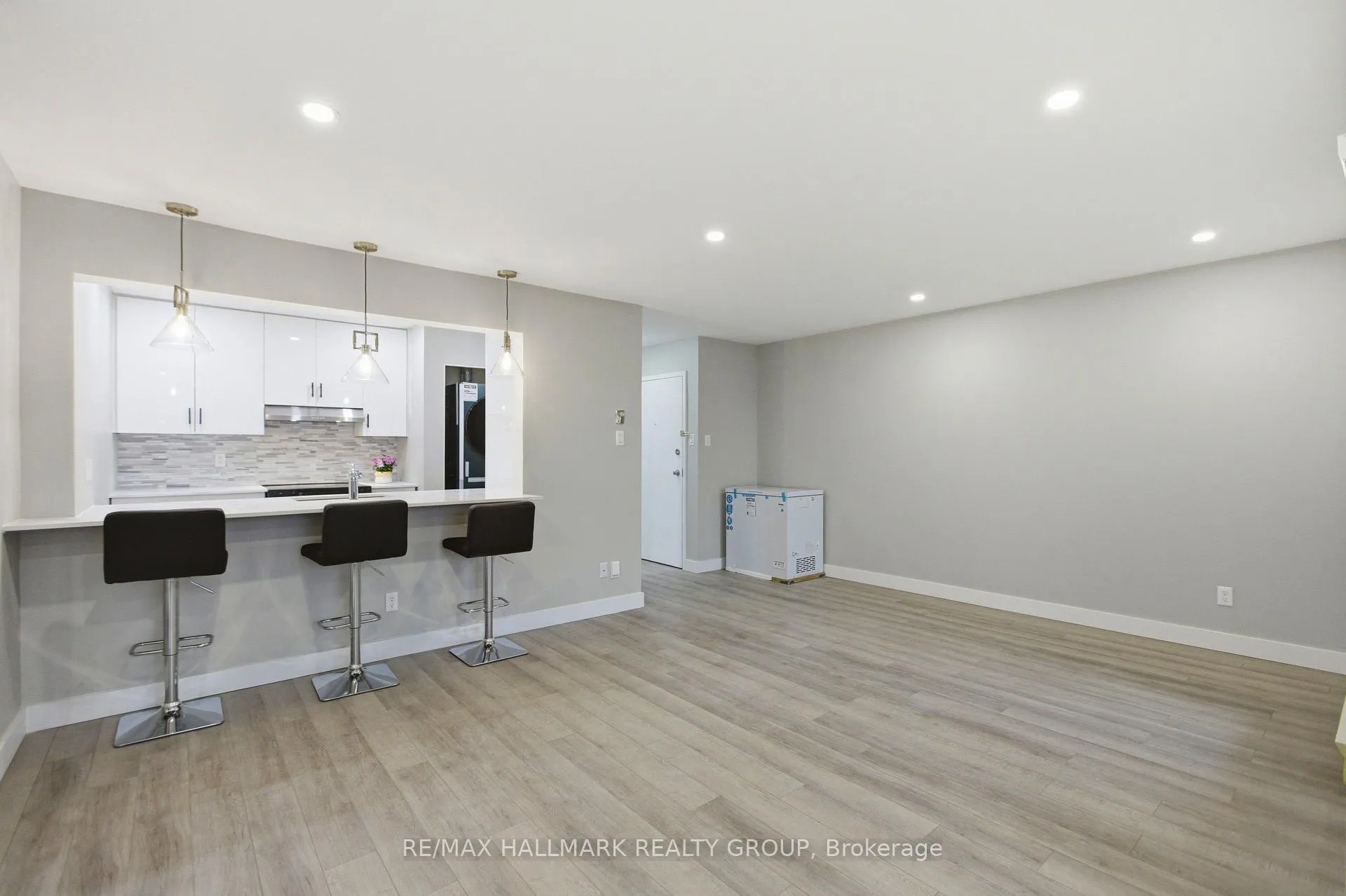Photo 5 of Unit 216, 218 Viewmount Drive, Ottawa, Borden Farm/Stewart Farm/Carleton Heights/Parkwood Hills — HOMEH