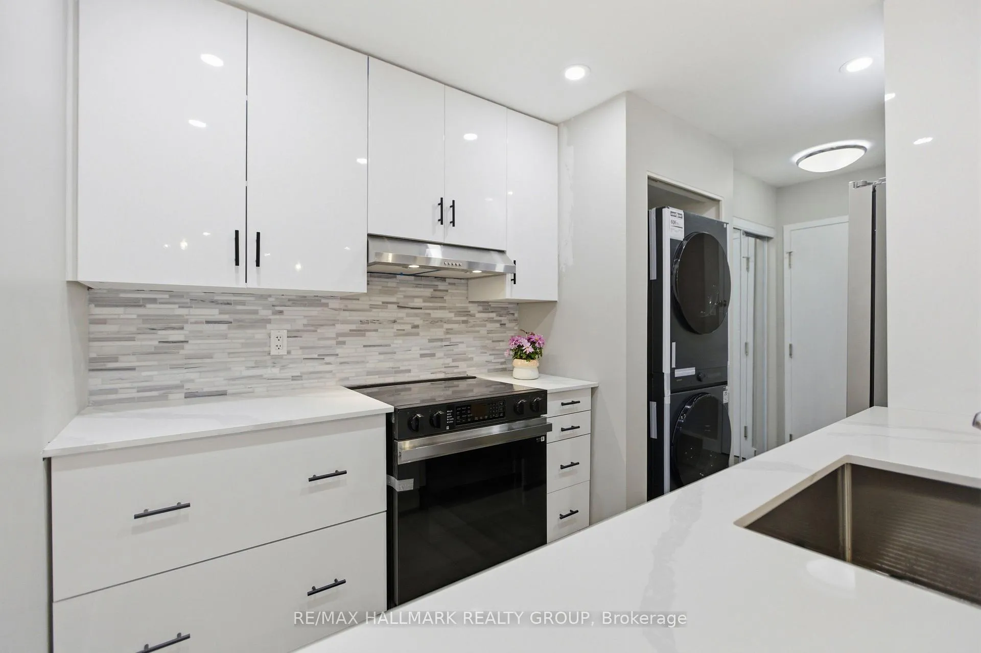 Photo 8 of Unit 216, 218 Viewmount Drive, Ottawa, Borden Farm/Stewart Farm/Carleton Heights/Parkwood Hills — HOMEH