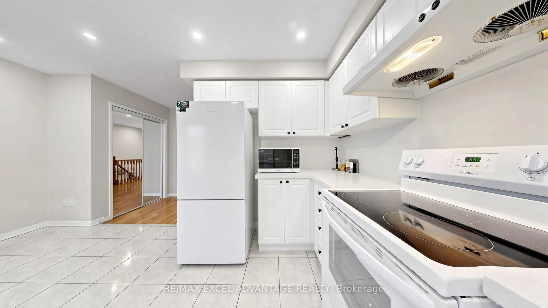 Photo 8 of 12 Azalea Gateway, Markham, Commerce Valley — HOMEH
