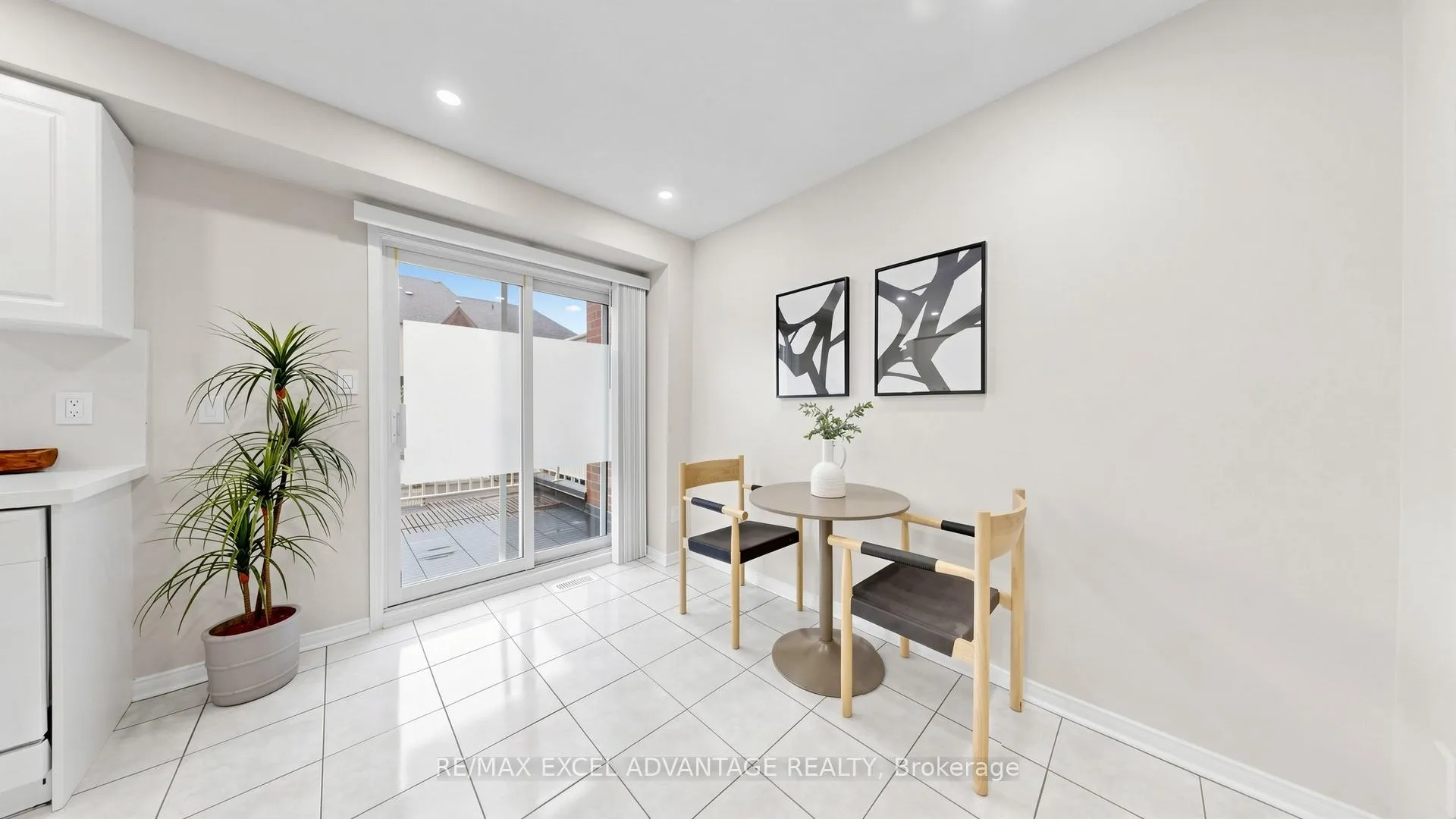 Photo 10 of 12 Azalea Gateway, Markham, Commerce Valley — HOMEH