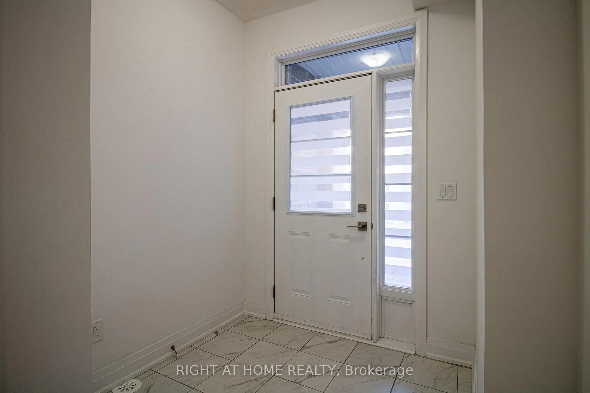 Photo 3 of 14 Waterside Way, Whitby, Port Whitby — HOMEH