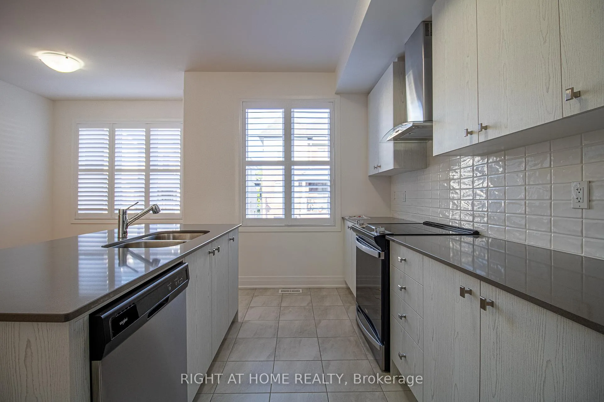 Photo 14 of 14 Waterside Way, Whitby, Port Whitby — HOMEH