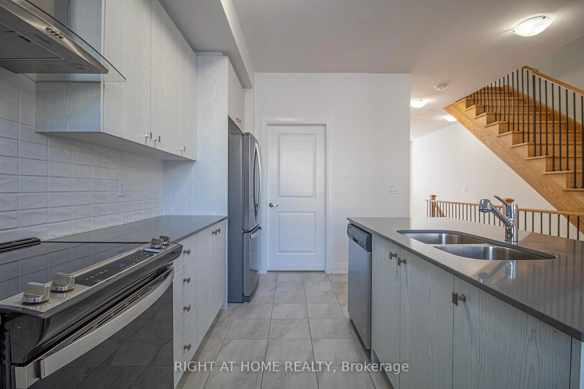 Photo 15 of 14 Waterside Way, Whitby, Port Whitby — HOMEH
