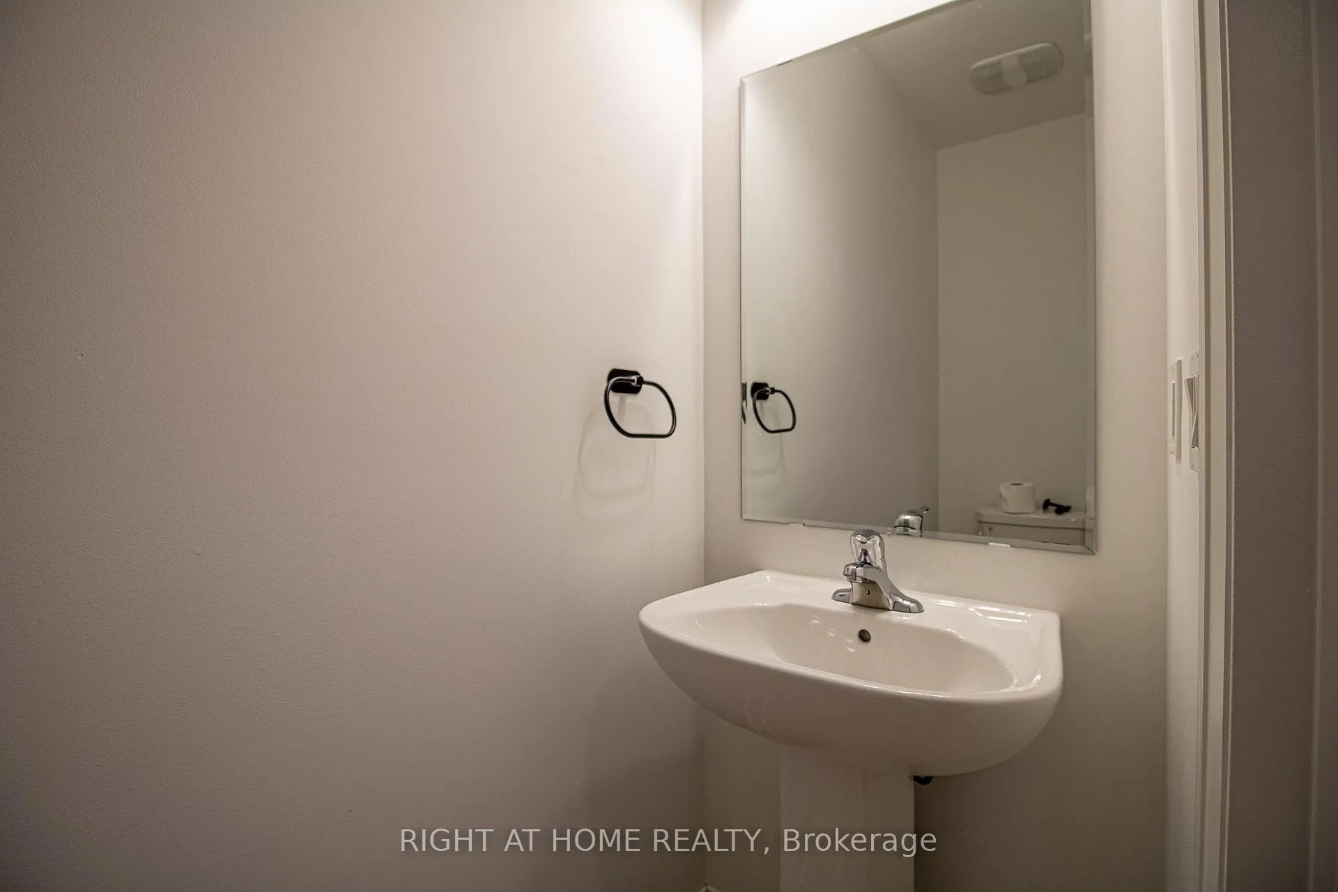 Photo 17 of 14 Waterside Way, Whitby, Port Whitby — HOMEH