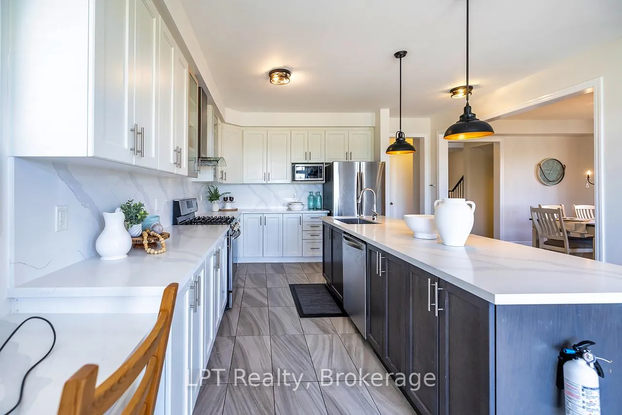Photo 3 of 35 Purdy Place, Clarington, Bowmanville — HOMEH
