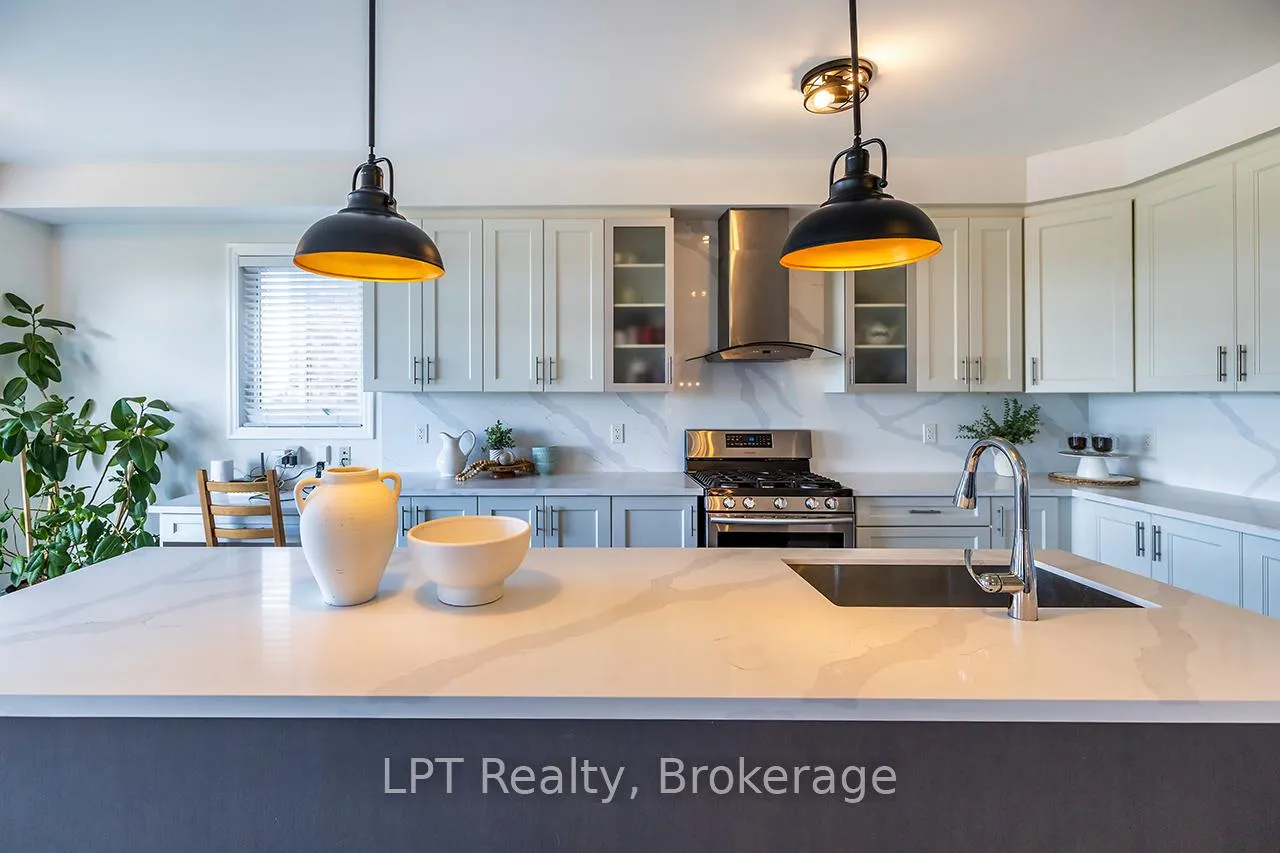 Photo 4 of 35 Purdy Place, Clarington, Bowmanville — HOMEH