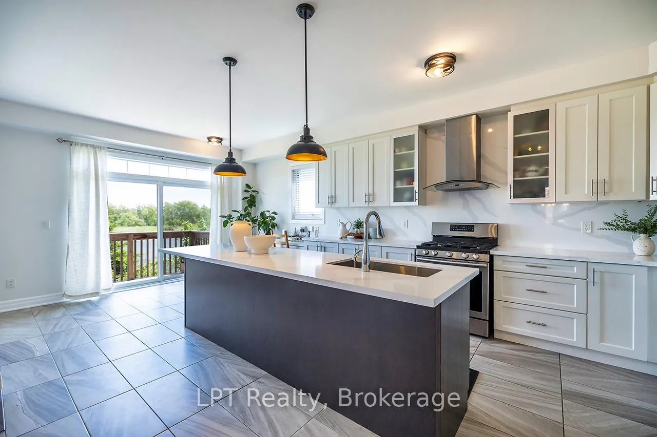Photo 5 of 35 Purdy Place, Clarington, Bowmanville — HOMEH