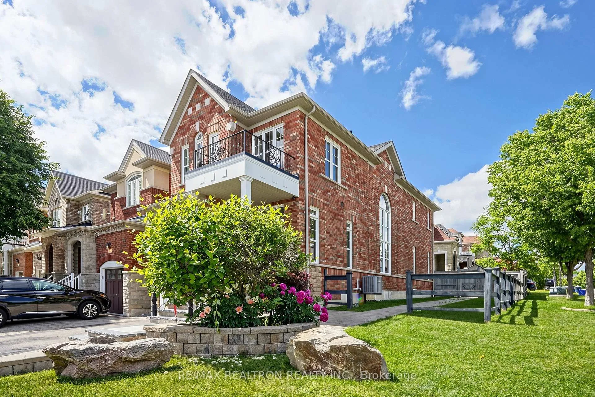 Photo 5 of 81 Robert Green Crescent, Vaughan, Patterson — HOMEH
