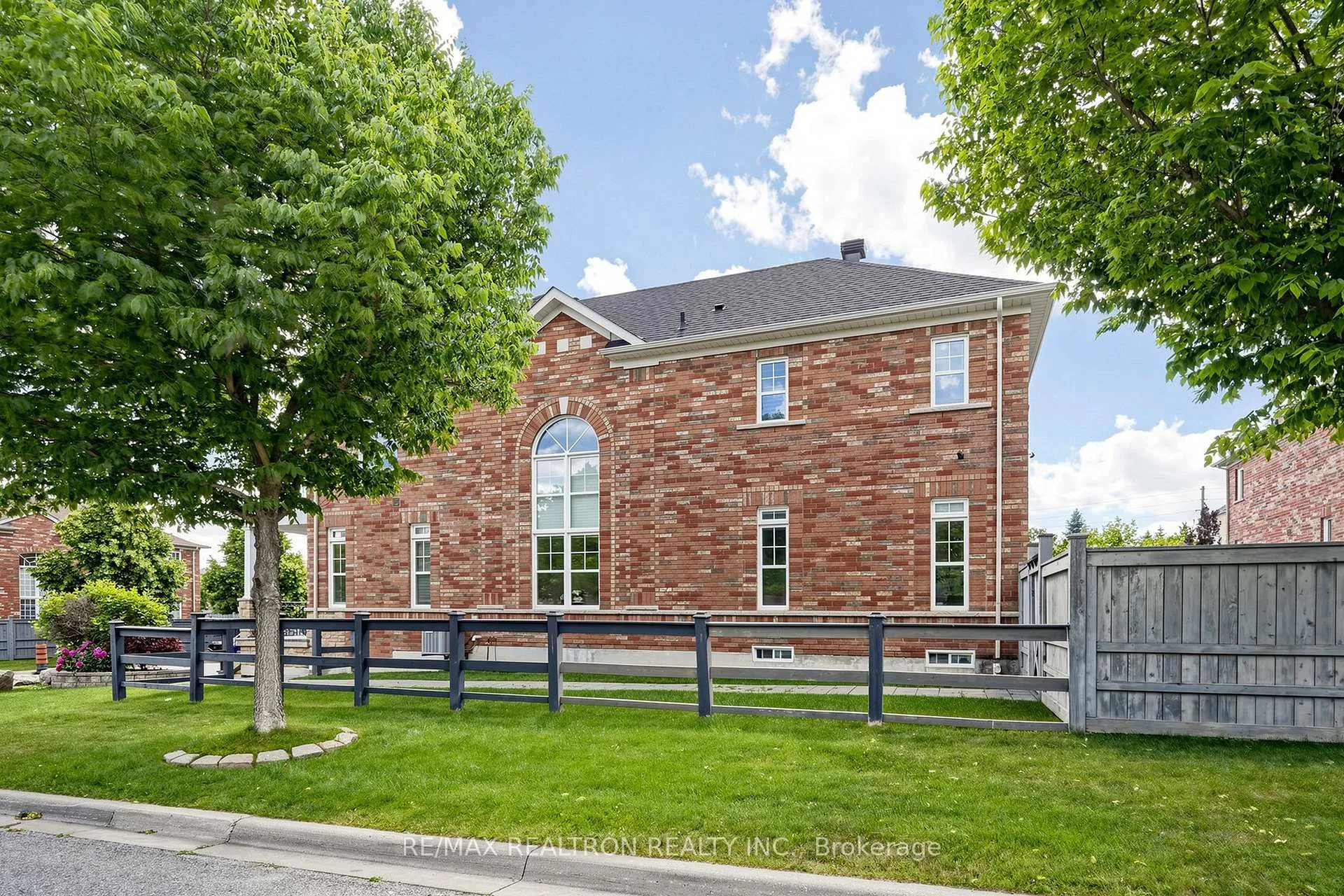 Photo 6 of 81 Robert Green Crescent, Vaughan, Patterson — HOMEH