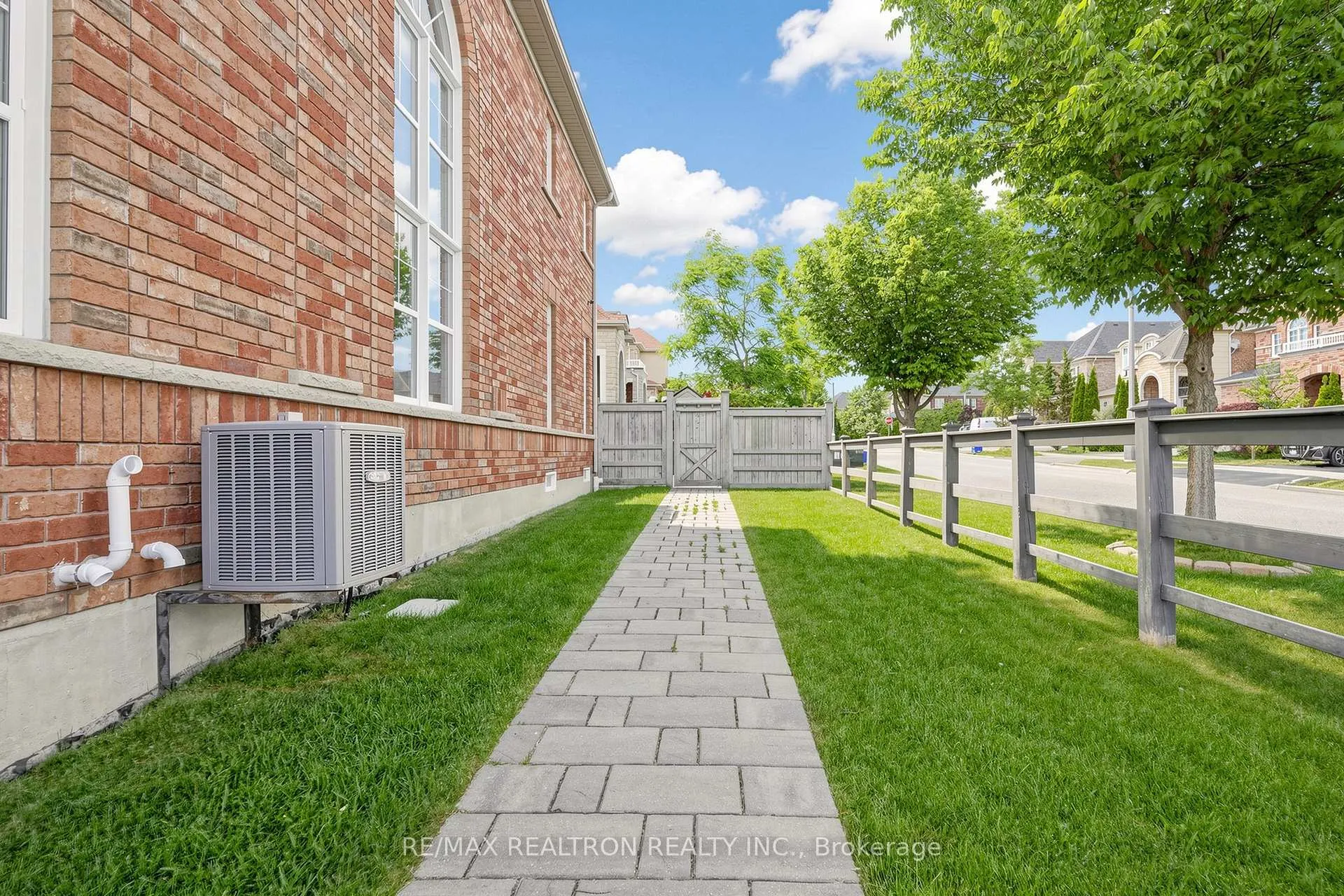 Photo 7 of 81 Robert Green Crescent, Vaughan, Patterson — HOMEH
