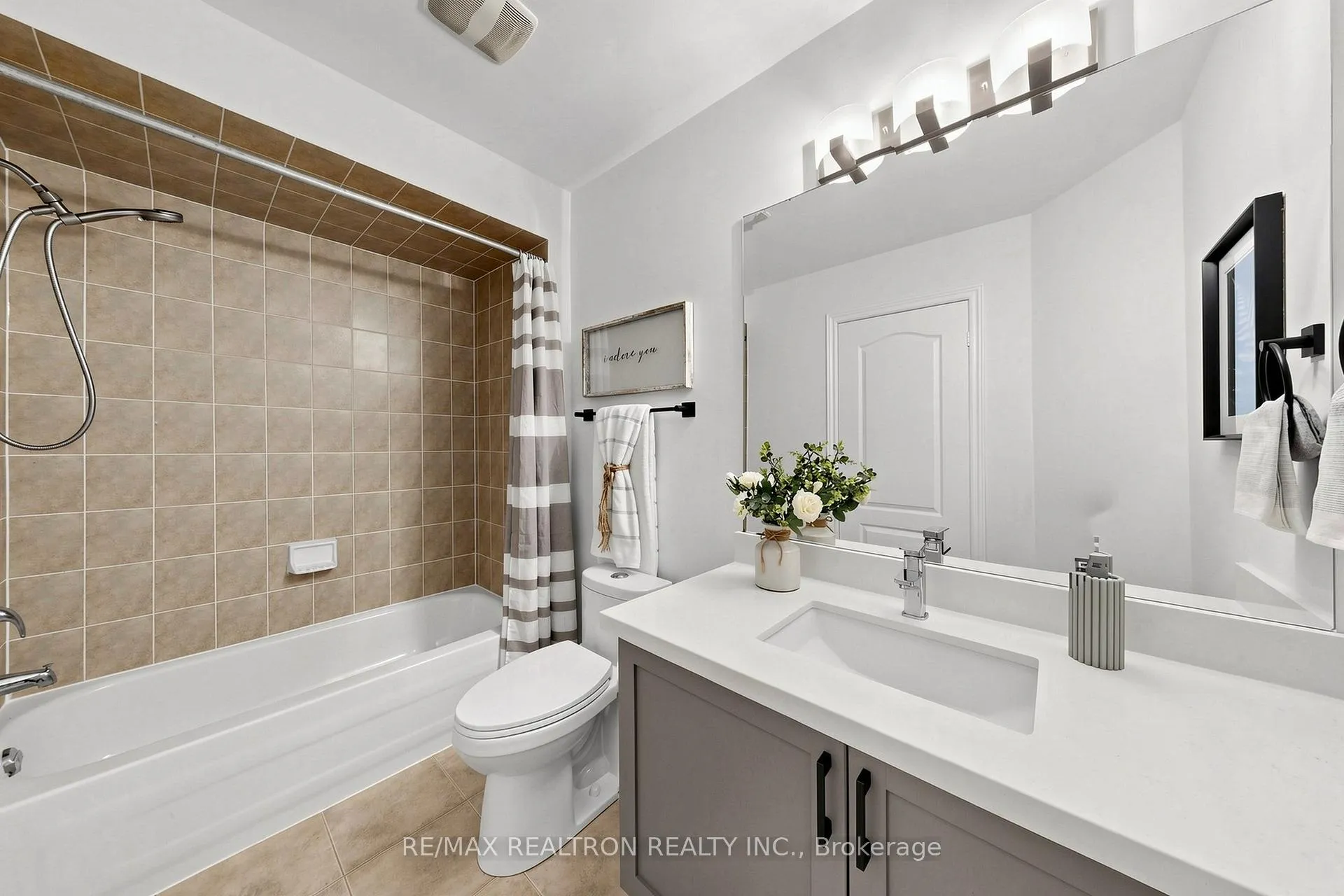 Photo 32 of 81 Robert Green Crescent, Vaughan, Patterson — HOMEH