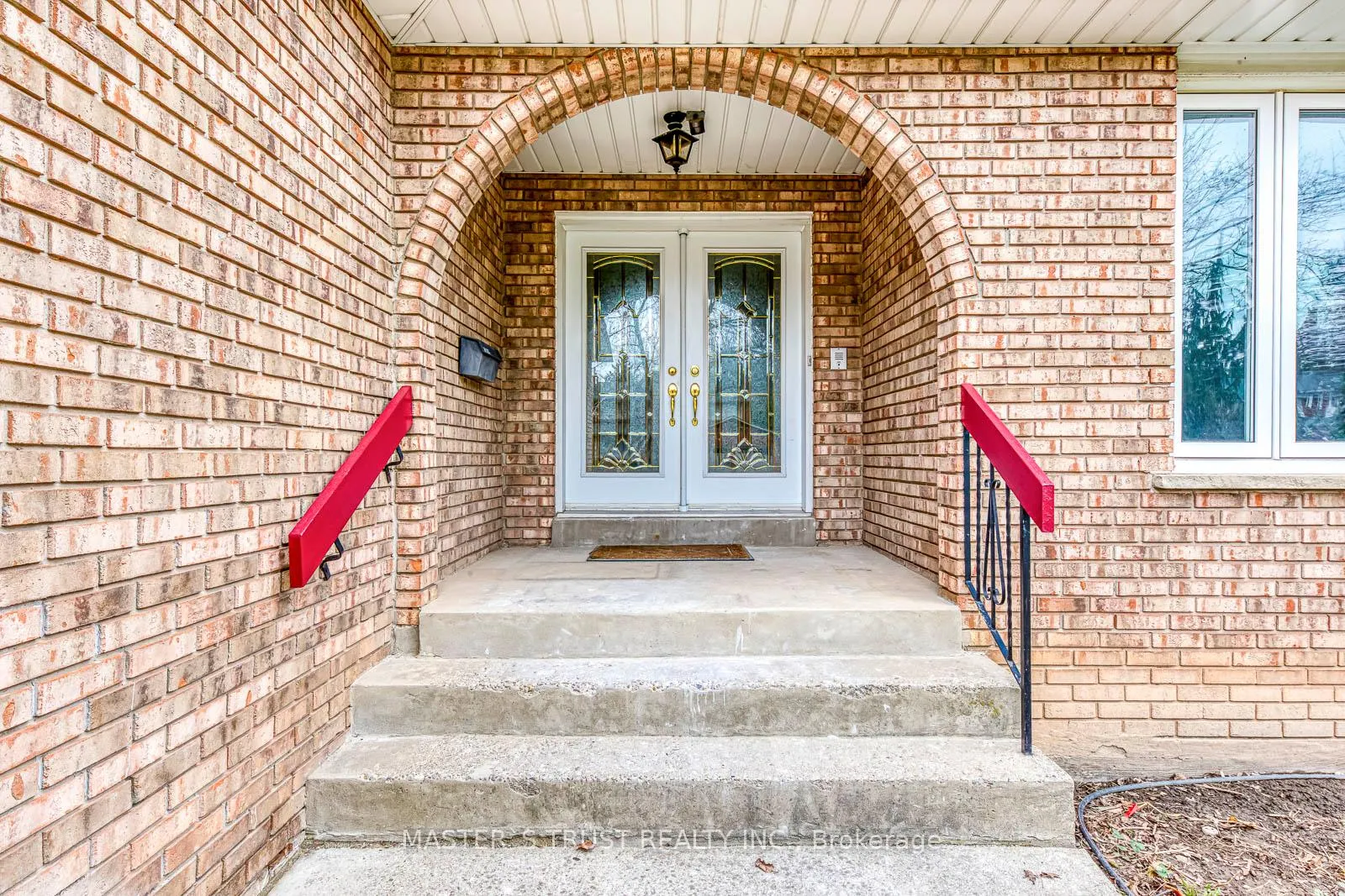 Photo 2 of 2591 Robin Drive, Mississauga, Sheridan — HOMEH
