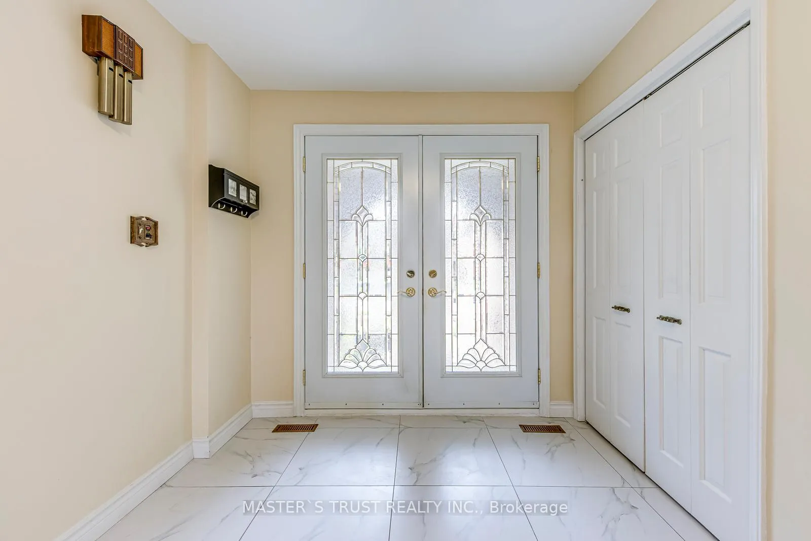 Photo 3 of 2591 Robin Drive, Mississauga, Sheridan — HOMEH