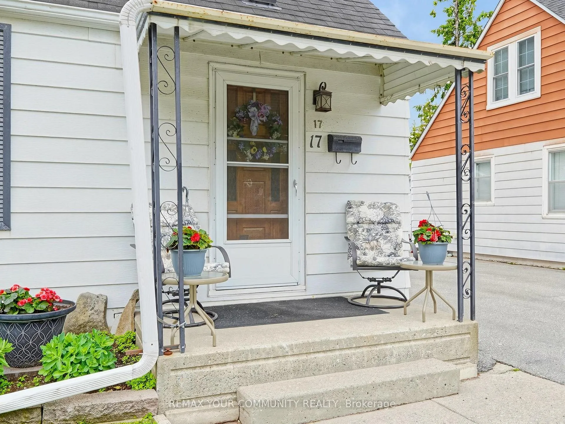 Photo 3 of 17 Colborne Street E, Kawartha Lakes, Lindsay — HOMEH