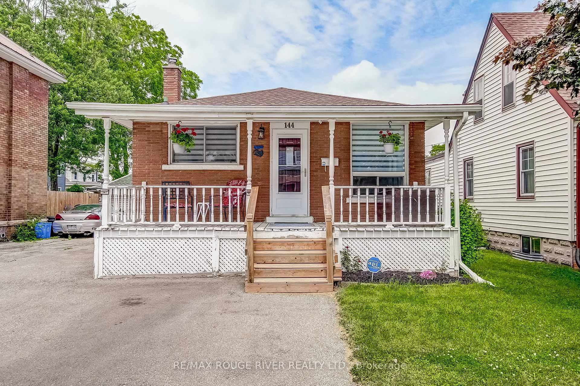 Front of 144 Elizabeth Street W