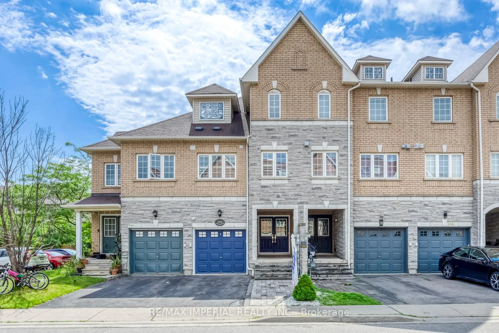 Photo 1 of 592 Candlestick Circle, Mississauga, Hurontario — HOMEH