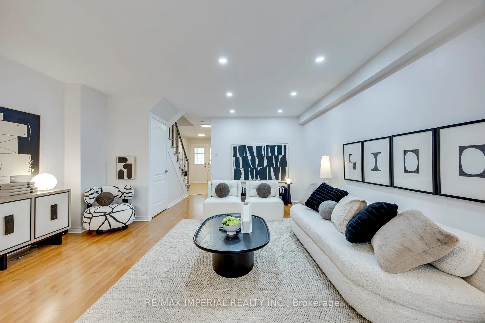 Photo 5 of 592 Candlestick Circle, Mississauga, Hurontario — HOMEH